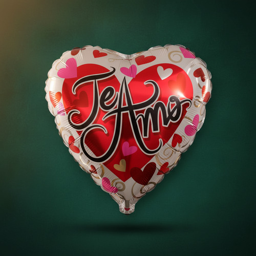 Globo metálico en forma de corazón con la frase Te Amo y estampado de corazones de colores sobre fondo verde oscuro