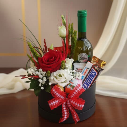 Arreglo floral CARLO con rosas rojas y blancas, vino verde, chocolates Kinder y Snickers en caja negra con lazo a cuadros roj