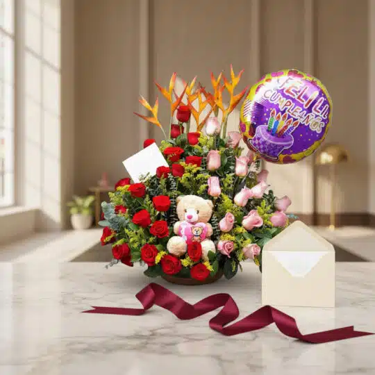 Arreglo floral exótico con rosas rojas y rosadas, aves del paraíso, peluche, globo de cumpleaños, tarjeta y cinta de satén en