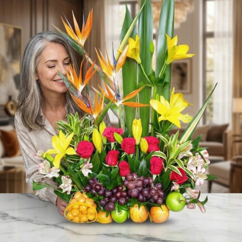 Mujer elegante de cabello gris admirando con deleite un Arreglo Floral con Frutas Akebia, compuesto por aves del paraíso, lir