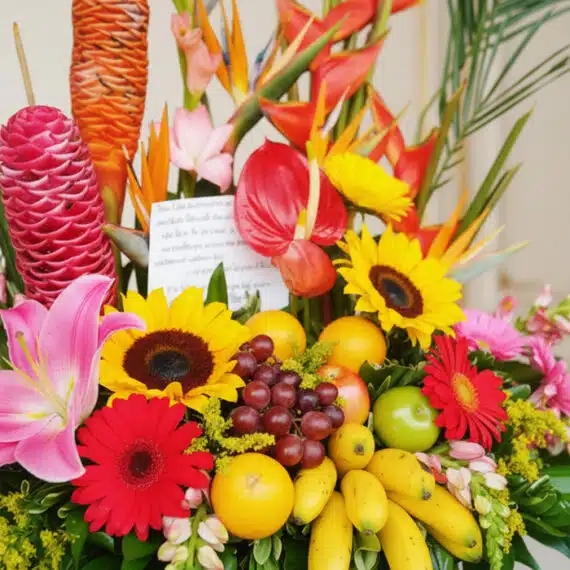 Primer plano extremo de Arreglo Floral con Frutas Hawai, mostrando texturas hiperrealistas, gotas de rocío sutiles y colores