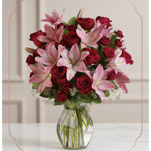 Arreglo floral Nabila con 30 rosas rojas y lirios rosados en un jarrón de cristal, ideal para ecommerce.