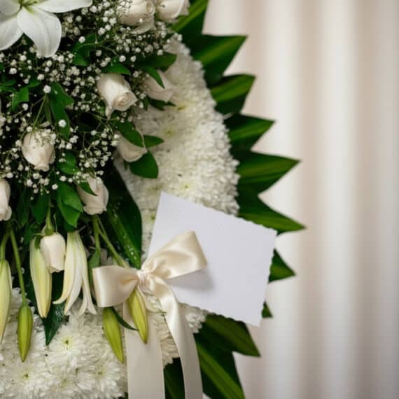 Imagen de Corona Fúnebre Con Rosas y Lirios