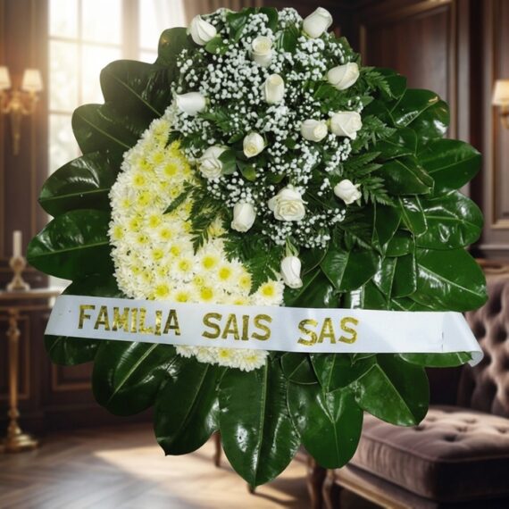 Corona fúnebre Descansa en Paz con rosas blancas y crisantemos amarillos, cinta personalizada, en sala de velación premium co