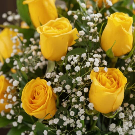 Primer plano extremo de un jarrón con 12 rosas amarillas, mostrando texturas hiperrealistas, gotas de rocío y colores vibrant