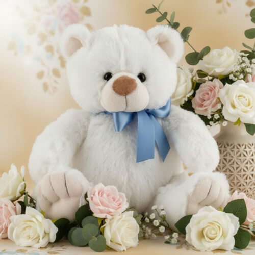 Oso de felpa blanco con lazo azul, rodeado de rosas blancas y rosadas, eucalipto y gypsophila, sobre un fondo elegante y difu