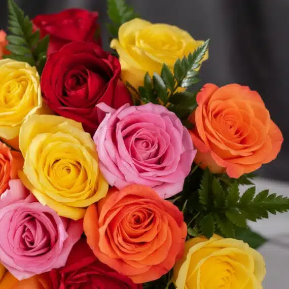 Primer plano extremo de un ramillete de rosas multicolor con gotas de rocío, mostrando texturas hiperrealistas y colores vibr