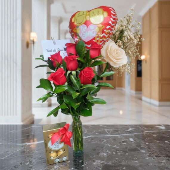 Solitario de Rosas Rojas y Blancas con Chocolates Ferrero Arreglo floral Solitario con Rosas Me Enamoras, rosas rojas y una rosa blanca, follaje verde, globo de corazón 'Te Amo' y caj